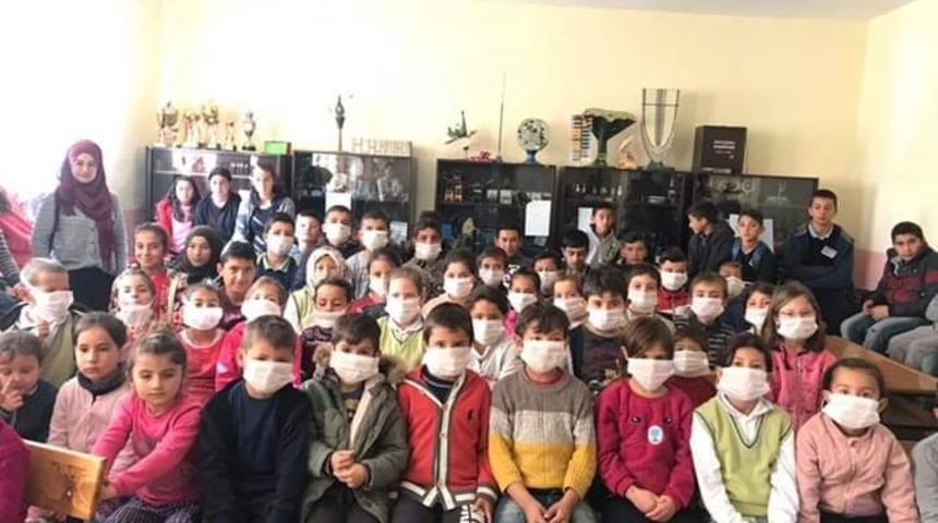 Kulu&rsquo;da &ouml;ğrenciler l&ouml;semili &ccedil;ocuklara destek i&ccedil;in maske taktı