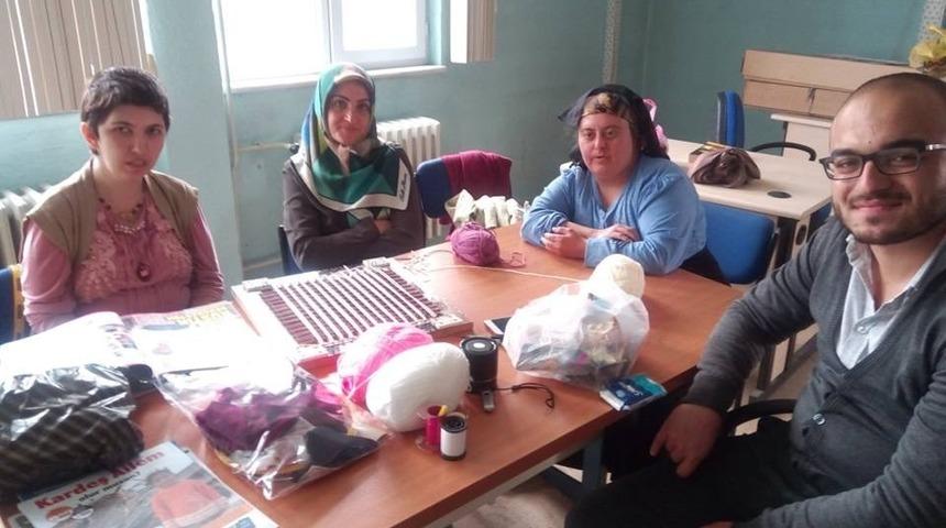 Engelliler i&ccedil;in el sanatları kursu