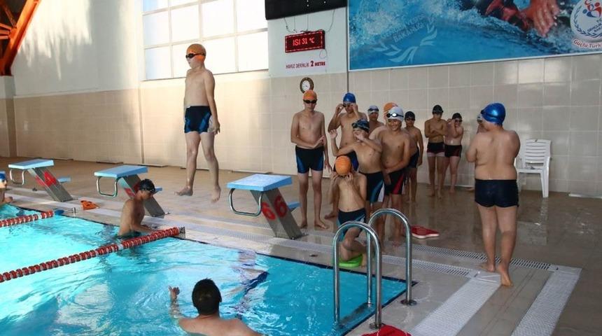 Polislerden &ccedil;ocuklara y&uuml;zme kursu