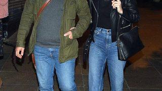 Serkan Keskin ve Meriç Aral akşam gezmesinde 