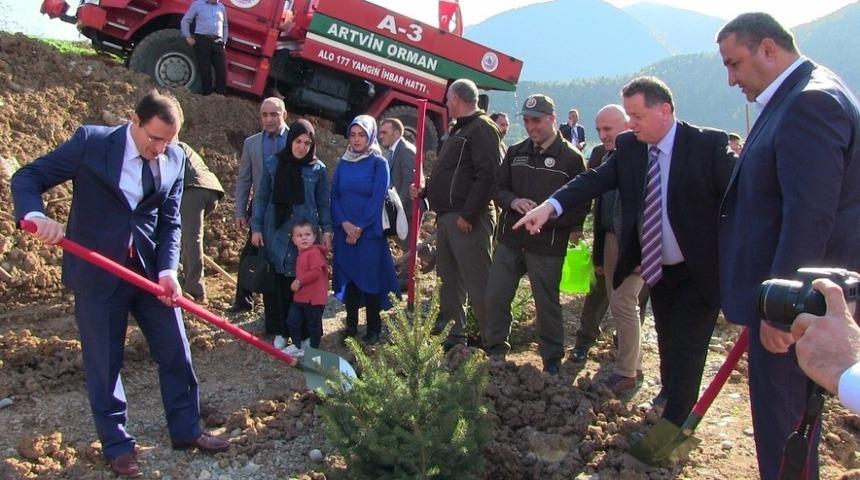 Bor&ccedil;ka&rsquo;da b&uuml;rokrat ve &ouml;ğrenciler hastane etrafına fidan dikti