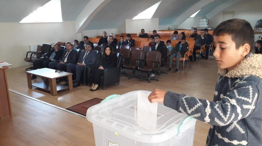 Kulu&rsquo;da &ouml;ğrenciler meclis başkanını se&ccedil;ti