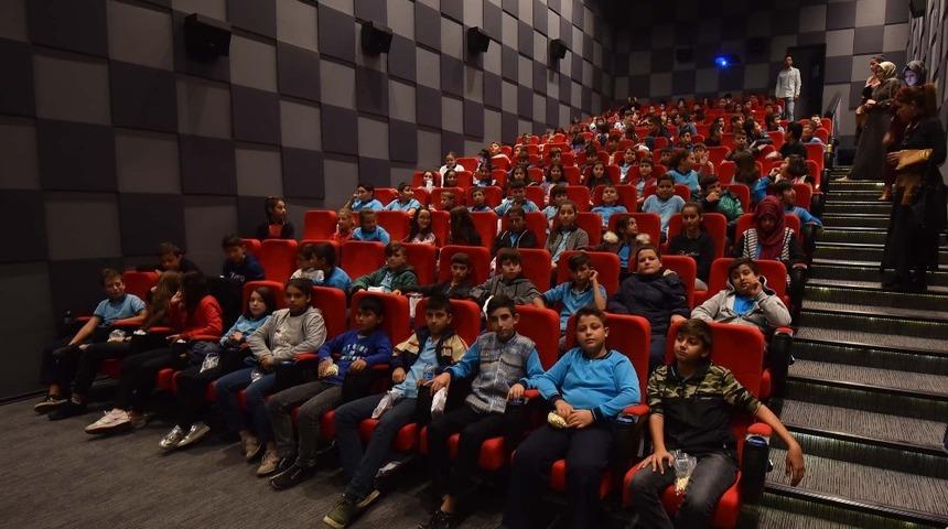 Kemalpaşa Belediyesi 6 bin 500 &ouml;ğrenciyi sinema ile buluşturdu