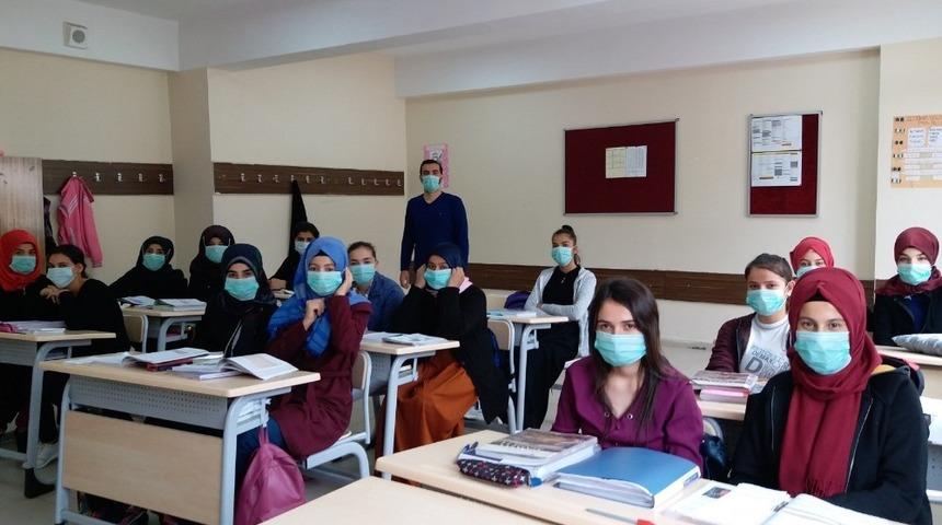 L&ouml;semili &ccedil;ocuklara destek i&ccedil;in maske taktılar