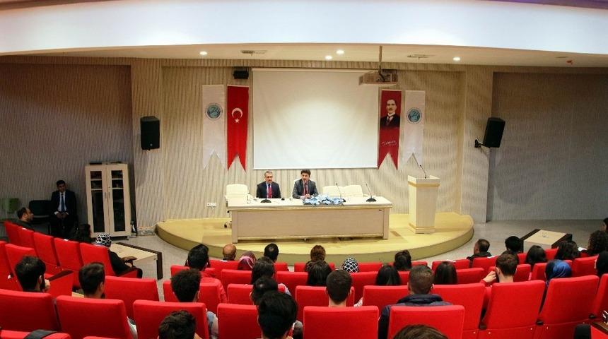 Rekt&ouml;r Karacoşkun BESYO &Ouml;ğrencileri ile bir araya geldi