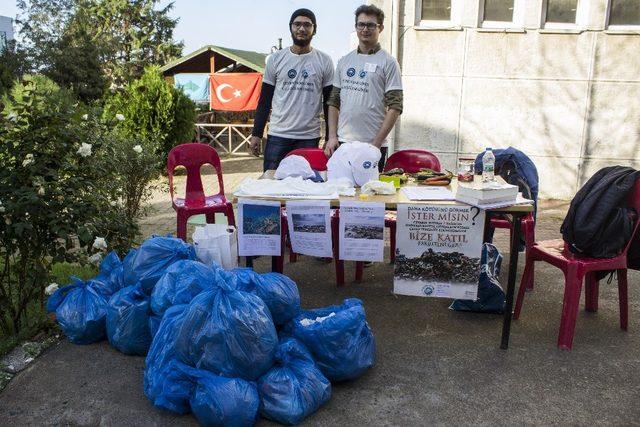 Trabzon Üniversitesi öğrencilerinden kampüste çöp temizliği