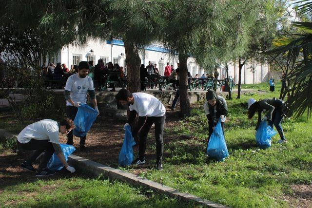 Trabzon Üniversitesi öğrencilerinden kampüste çöp temizliği