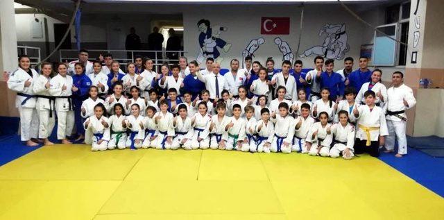 Başkan Kayda’dan judo ve basketbolculara sürpriz ziyaret