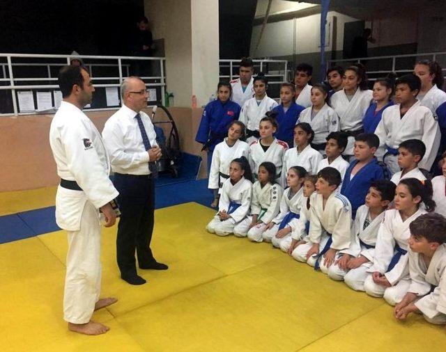 Başkan Kayda’dan judo ve basketbolculara sürpriz ziyaret