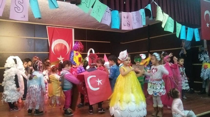 Minik &ouml;ğrencilerden &ouml;zel kost&uuml;m partisi