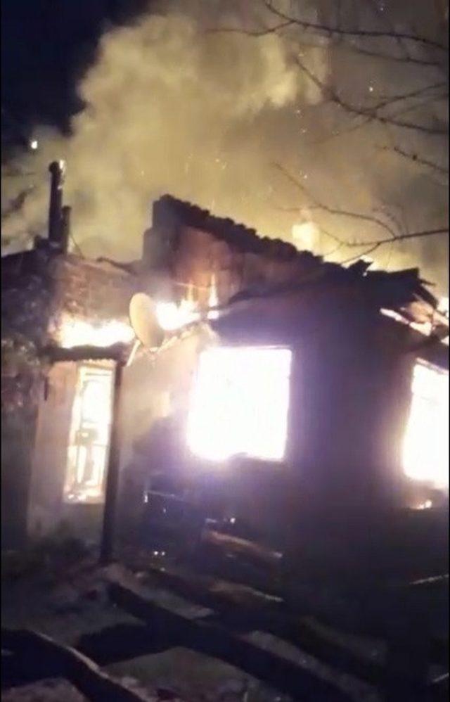 Bolu’da tek katlı ev alev alev yandı