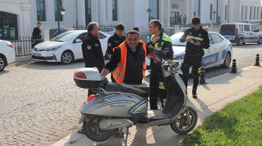 Otomobil plakasız motorsikletle çarpıştı