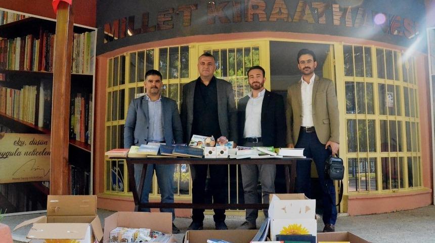 Yunusemre’deki ’Millet Kıraathanesi’ne kitap desteği