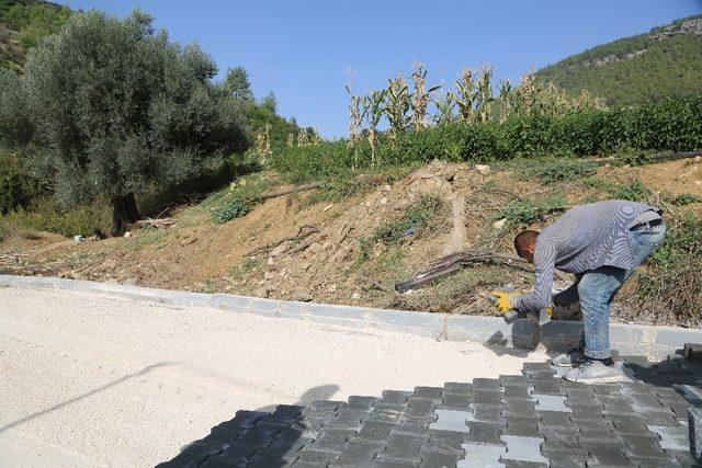 Erdemli’de parke yol çalışmaları