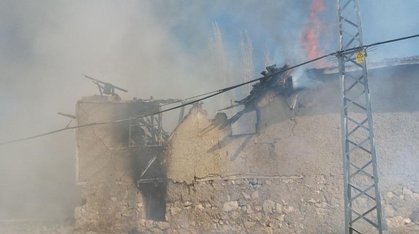 Köy evinde korkutan yangın