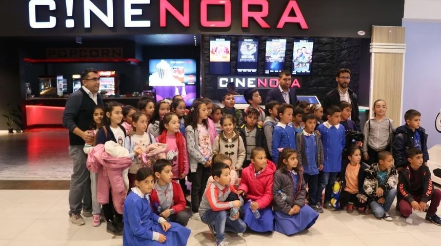 Aksaray&rsquo;da hi&ccedil; sinemaya gitmemiş &ccedil;ocuklar sinemayla tanıştı