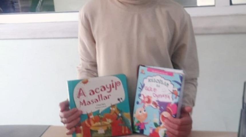 Okuduğu kitapları k&uuml;t&uuml;phaneye bağışladı