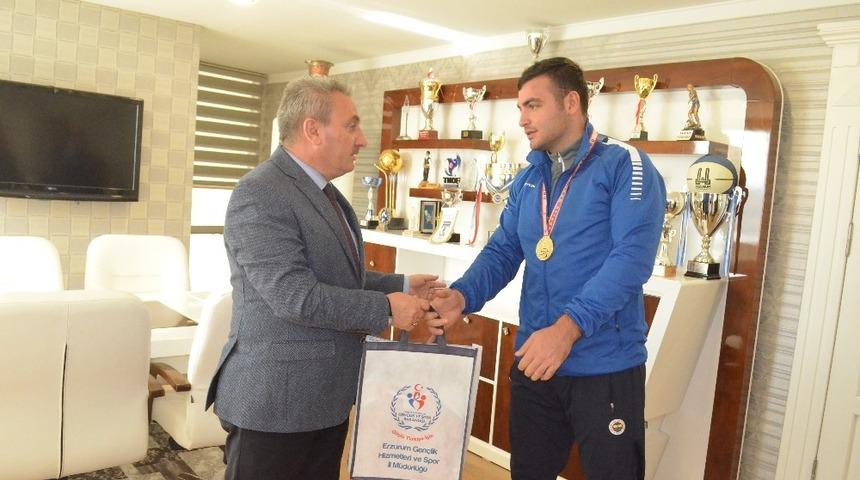 Ringin şampiyonlarını kutladı