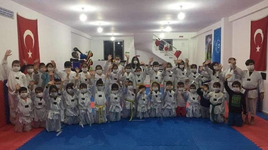 L&ouml;semili &ccedil;ocuklara Teakwondoculardan destek