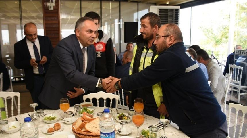 Başkan Ay&rsquo;dan temizlik personeline teşekk&uuml;r