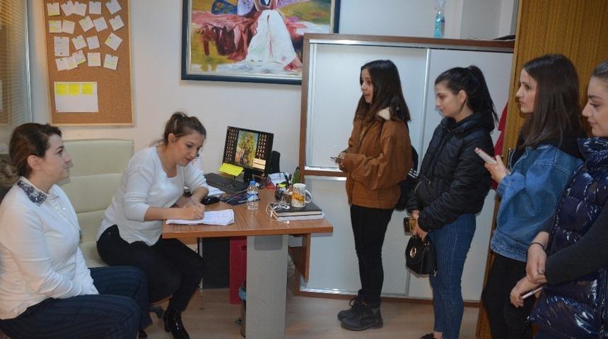 Öğrenciler kan bulmak için kapı kapı geziyor