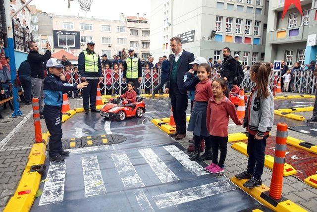 Gaziosmanpaşalı minik öğrenciler okullarda trafik eğitimi aldı