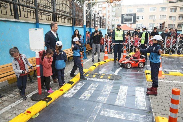 Gaziosmanpaşalı minik öğrenciler okullarda trafik eğitimi aldı