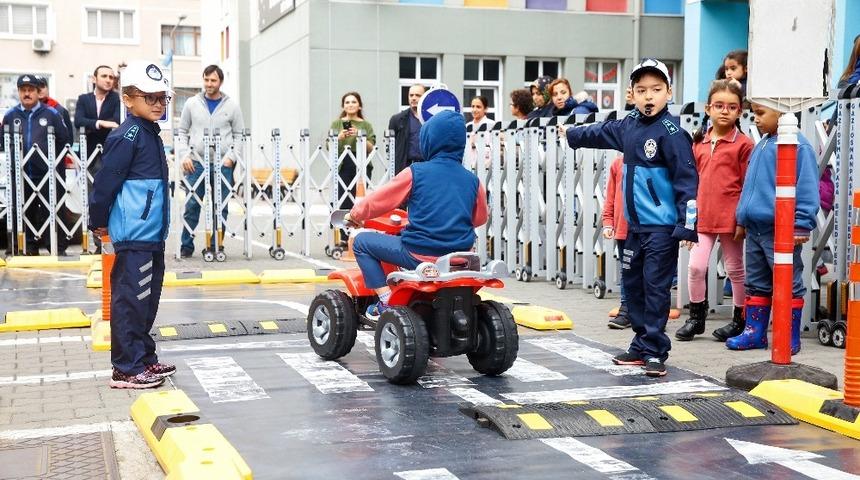 Gaziosmanpaşalı minik öğrenciler okullarda trafik eğitimi aldı