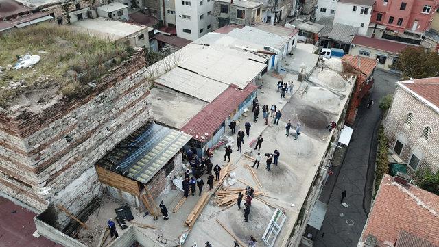 Drone'a yakalanan tarih talancılarının yaptıkları barakalar yıkılıyor (2) 