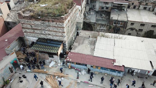 Drone'a yakalanan tarih talancılarının yaptıkları barakalar yıkılıyor (2) 