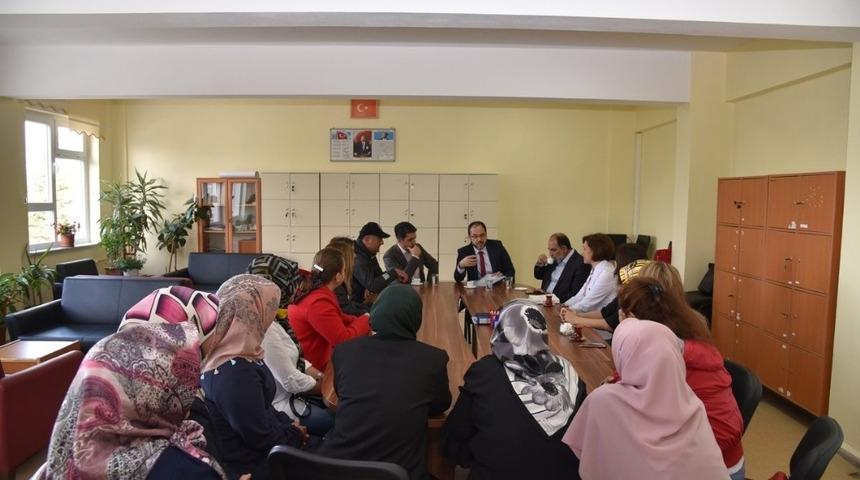 Başkan Ayaz, eğitim istişarelerini s&uuml;rd&uuml;r&uuml;yor