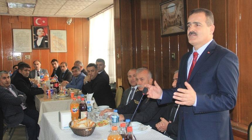 Vali Akbıyık, okul m&uuml;d&uuml;rleriyle bir araya geldi