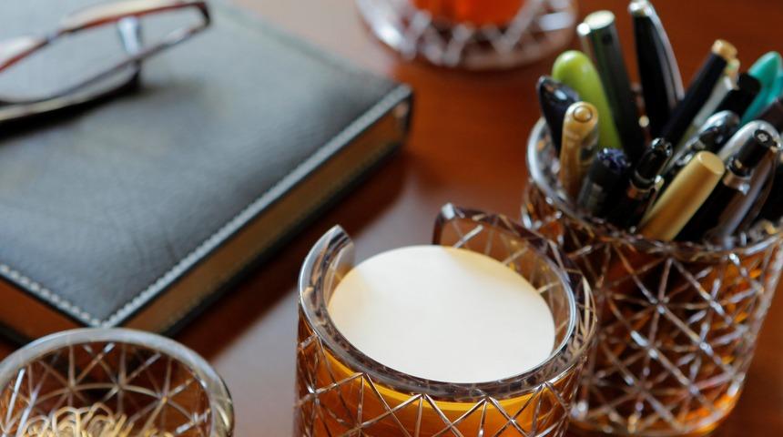 Çalışma tutkunlarına yeni yıla özel hediye! Camın şıklığı artık çalışma masanızda