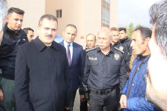 Vali Akbıyık, yaralıları ziyaret edip esnafın sorunlarını dinledi