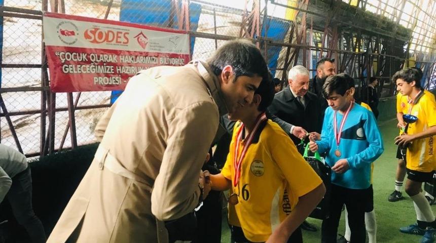 Van&rsquo;da &lsquo;altın &ouml;d&uuml;ll&uuml;&rsquo; futbol turnuvası