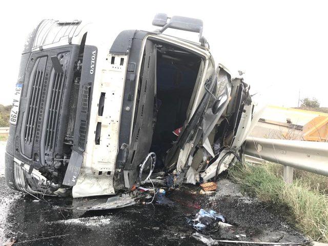 Arnavutköy'de hafriyat kamyonu devrildi: 1 ölü