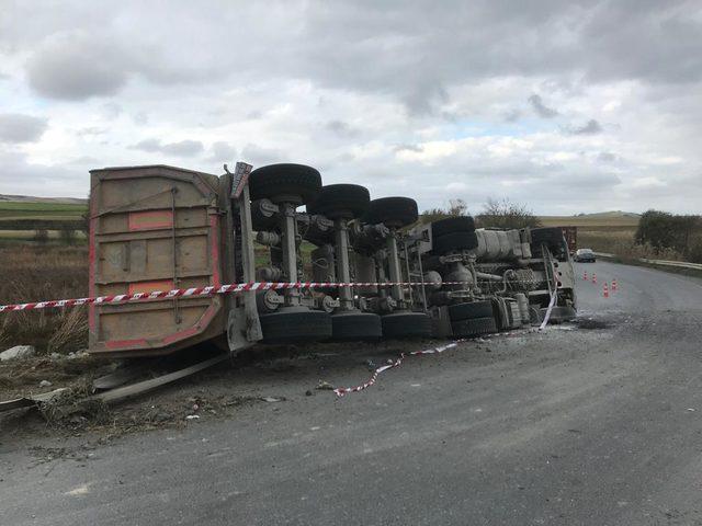 Arnavutköy'de hafriyat kamyonu devrildi: 1 ölü