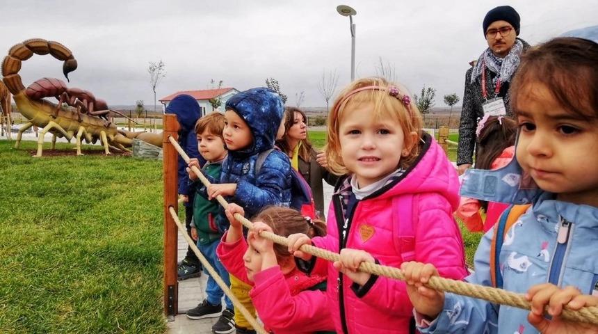 M&uuml;zenin minik ziyaret&ccedil;ileri