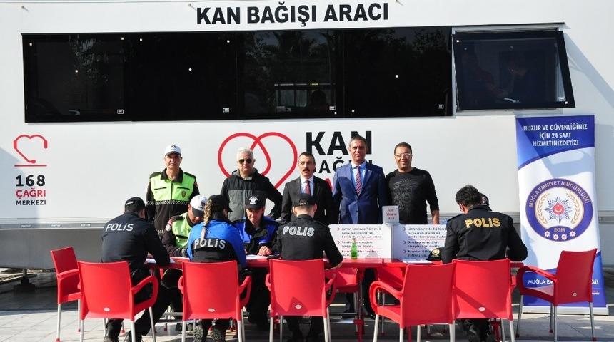 Polislerden &ouml;rnek kan bağışı