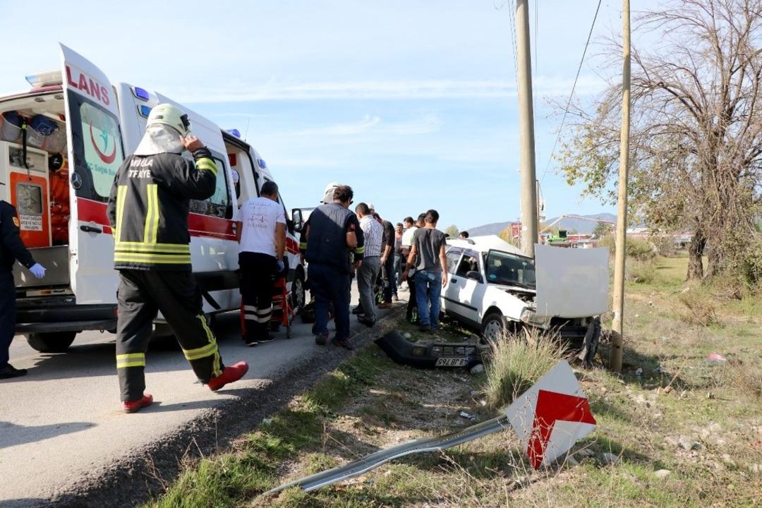 Otomobil direğe &ccedil;arptı: 3 yaralı