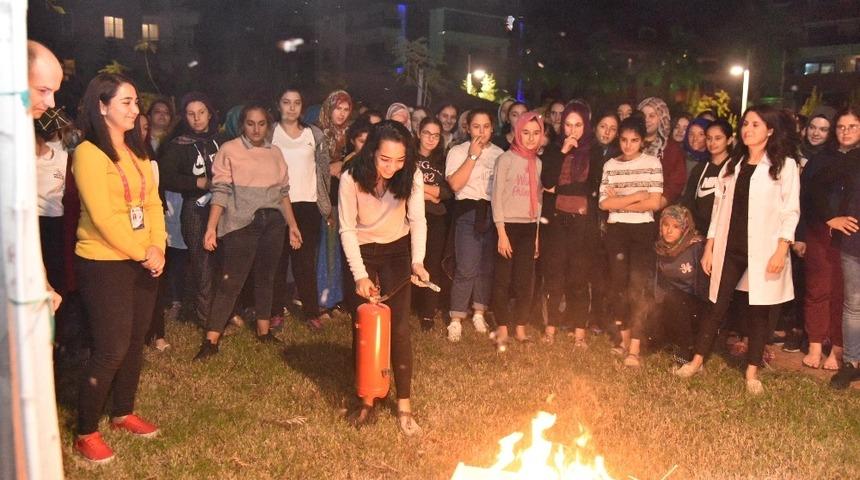Kız &Ouml;ğrenciler Yangın Tatbikatında