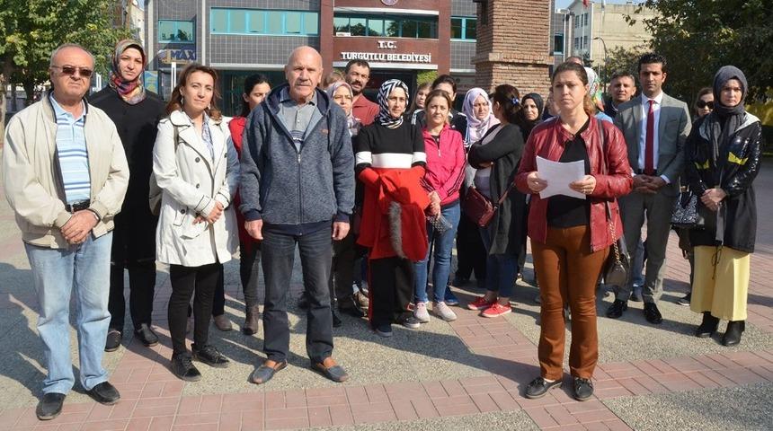 Velilerden &ouml;ğrenciyi darp ettiği iddia edilen &ouml;ğretmene destek