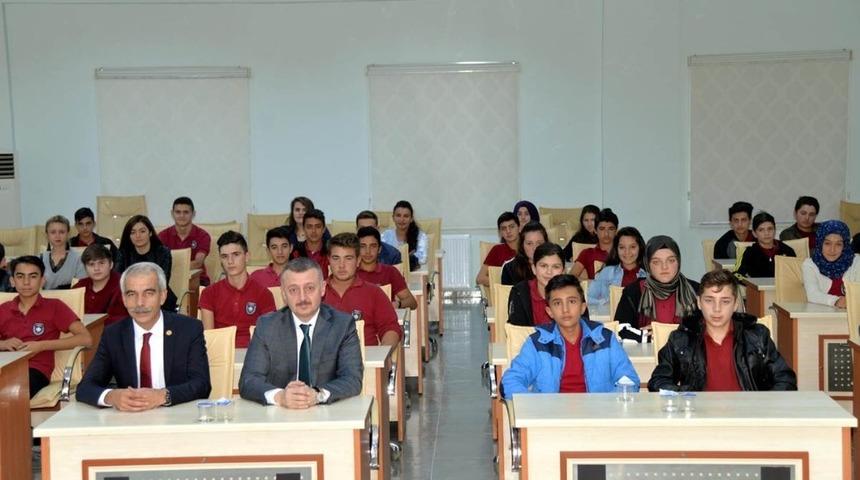 Vali Büyükakın öğrencilerle bir araya geldi