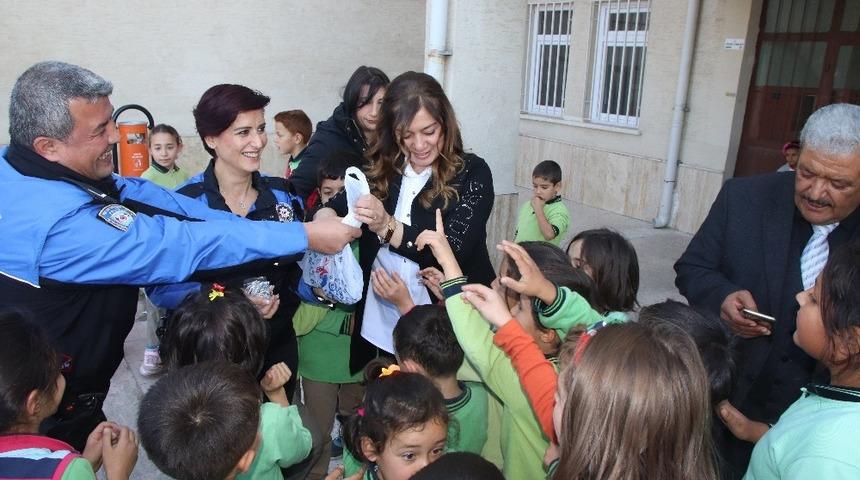 Çorum polisinden öğrencilere kışlık giysi ve bot yardımı