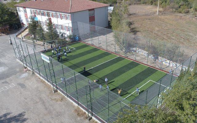 Elazığ’da 29 okula halı saha