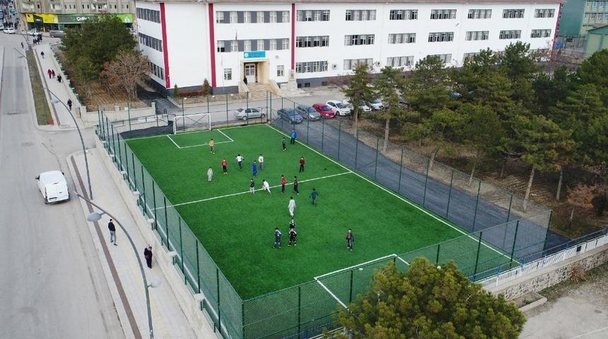 Elazığ’da 29 okula halı saha