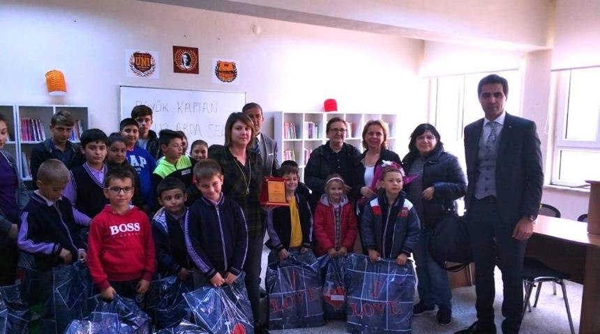 Oğuz Arda Sel&rsquo;in sevenlerinden &ouml;ğrencilere kışlık eşya