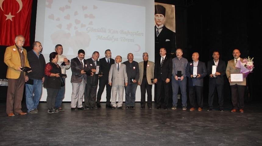 Kızılay&rsquo;dan rekortmen kan bağış&ccedil;ılarına anlamlı &ouml;d&uuml;l