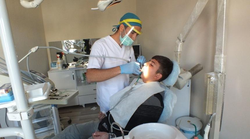 &Ouml;d&uuml;ll&uuml; diş&ccedil;i Malazgirt&rsquo;te klinik a&ccedil;tı