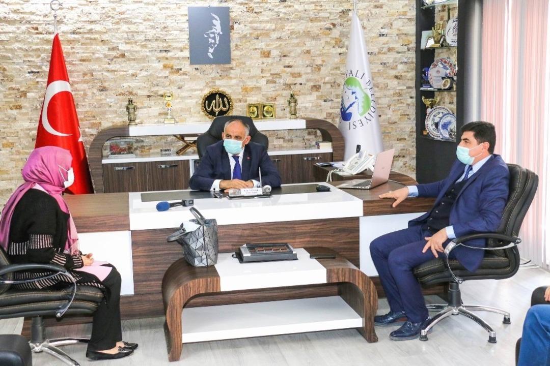 &Ouml;ğrencilerden Başkan &Ouml;zt&uuml;rk&rsquo;e anlamlı ziyaret